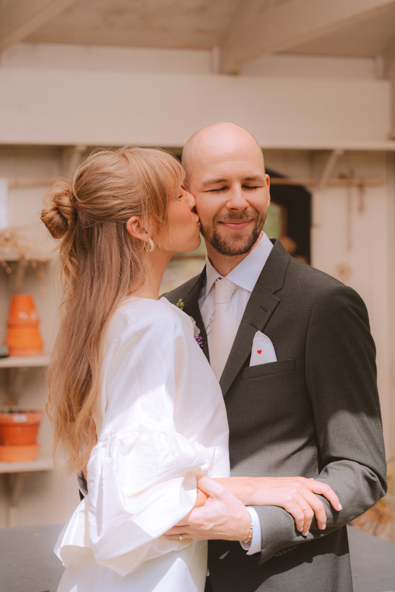 Greenhouse Cheek Kiss — Wedding photography by Studio Witell