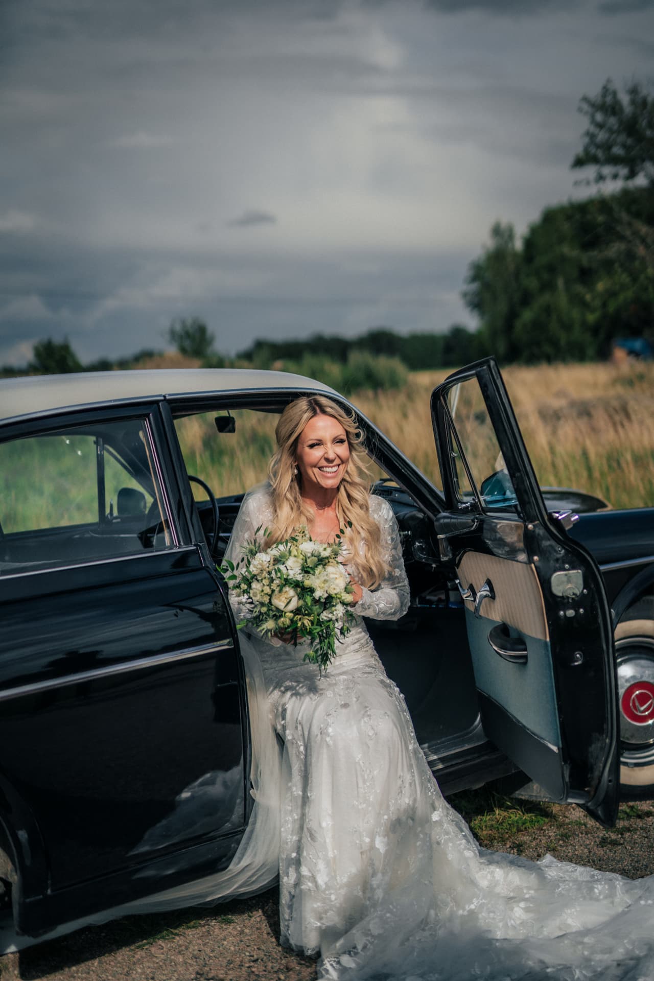 Amazon Door, Bouquet In Hand — Wedding photography by Studio Witell