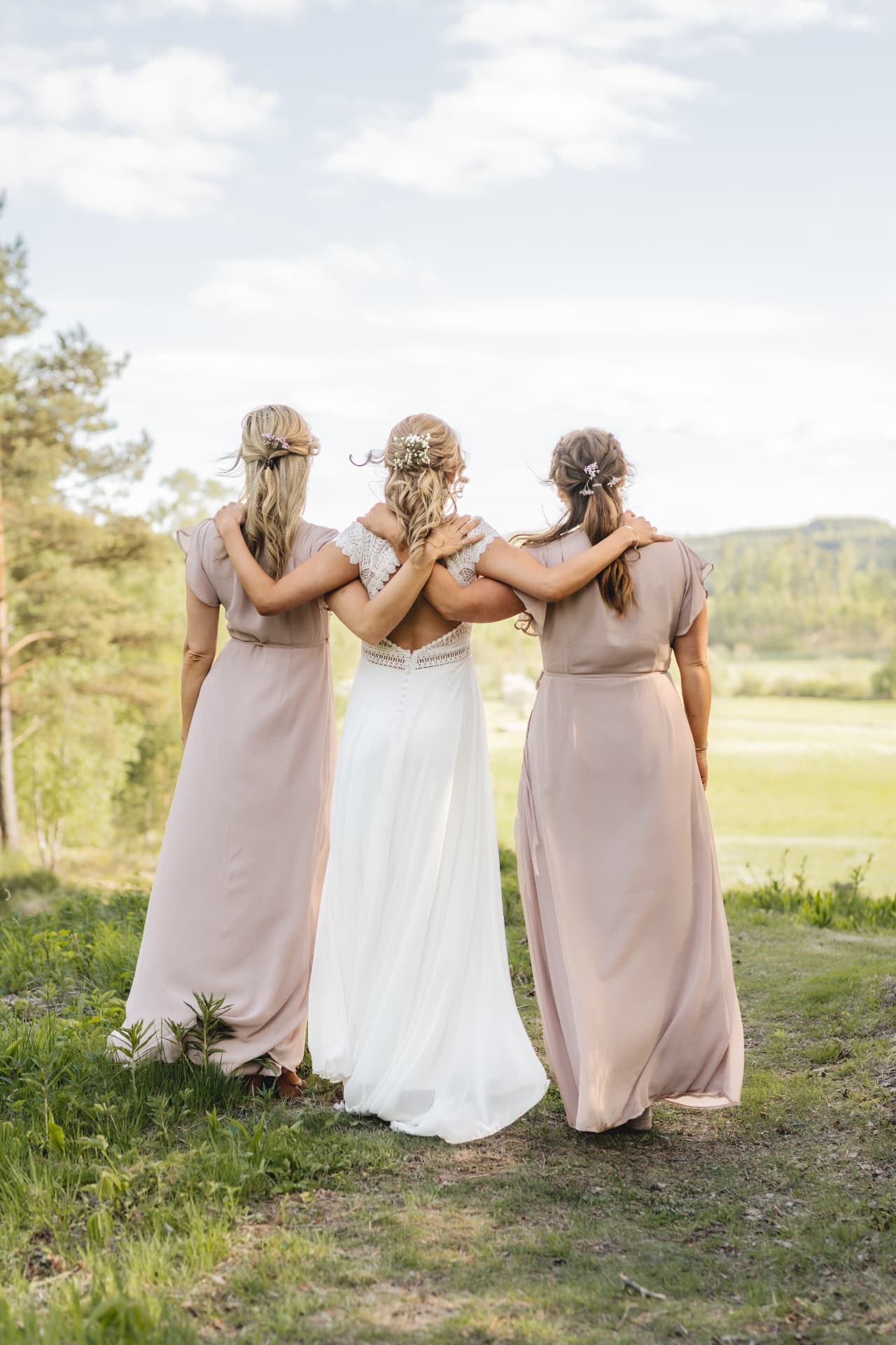 Bridesmaids Overlook — Wedding photography by Studio Witell